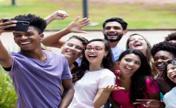kids gathering for group selfie